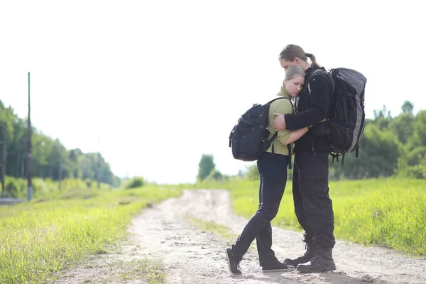 Reizen met een rugzak op voet — Stockfoto