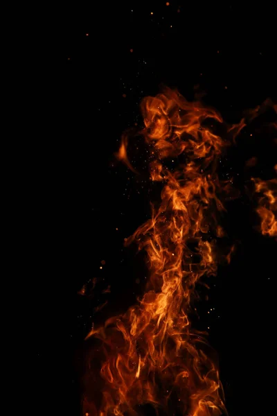 Ve turuncu-sarı renk köknar yanma gelen yangın alev dilleri — Stok fotoğraf
