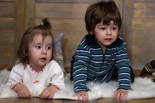 Little Twins Lying Floor Smilin — Stock Photo, Image