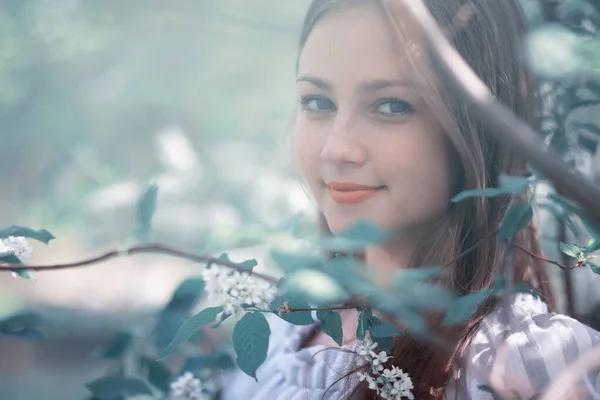 Une fille dans un parc vert printanier — Photo