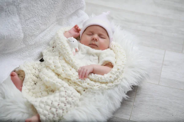 Baby newborn sleeping wrapped up in a blanket — Stock Photo, Image