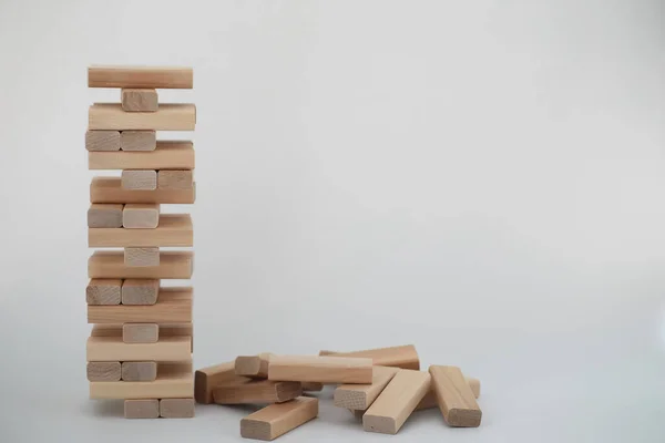 Brädspel jenga tornet av trä pinnar — Stockfoto