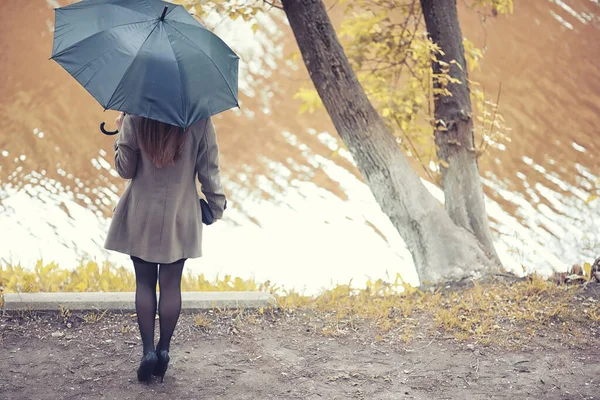 Otoño tiempo lluvioso y un joven con un paraguas —  Fotos de Stock