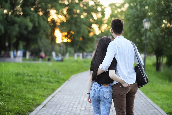 Pareja joven en la primera cita — Foto de Stock