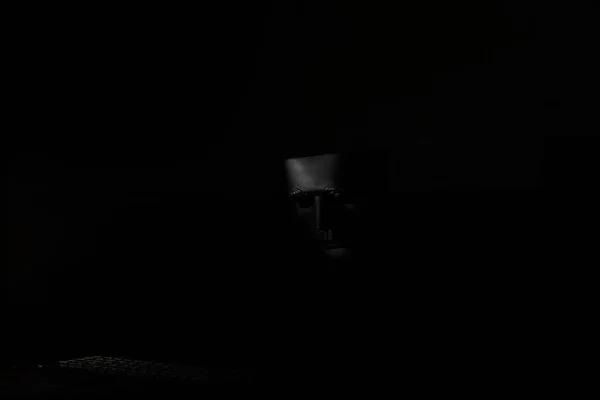 Máscara preta no escuro ritual e mistério — Fotografia de Stock