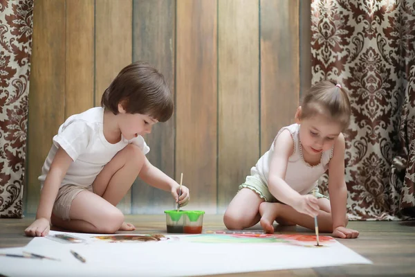 I bambini dipingono su un grande foglio di carta — Foto Stock