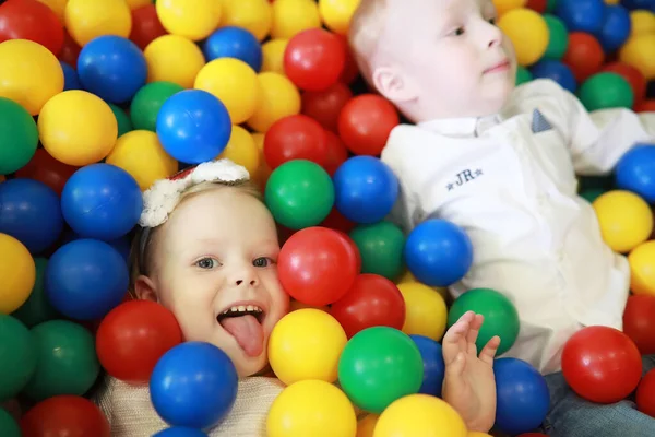 A small child is playing with toy — Stock Photo, Image