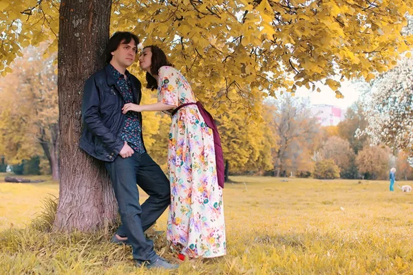 Giovane coppia in appuntamento nel parco autunnale — Foto Stock