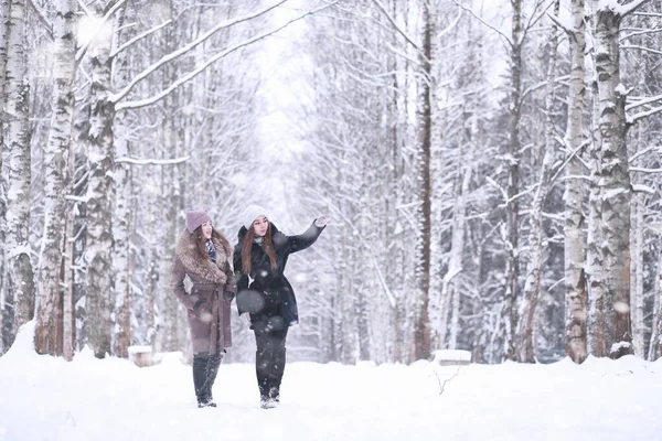 在雪地里的冬季公园里的女孩 — 图库照片