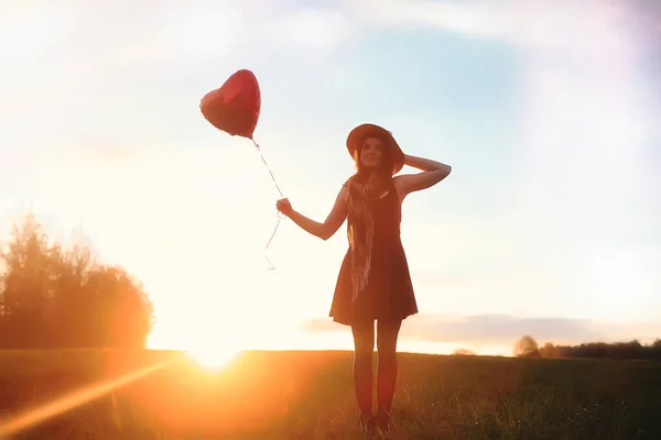 A girl in a hat on a walk in the park. A girl with a basket walk — Stock Photo, Image