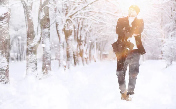 一个人在公园里散步。 在冬季雪地里的年轻人a — 图库照片