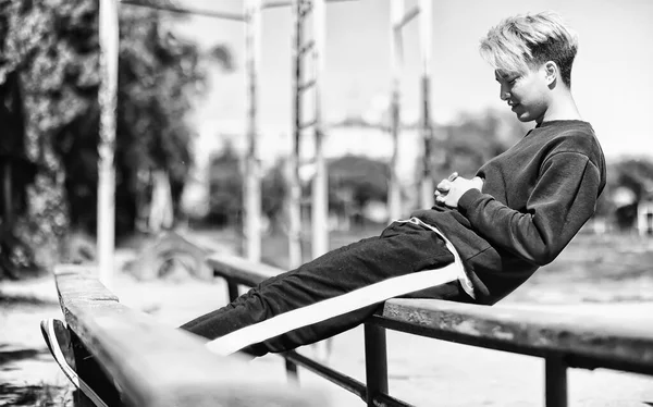 Un hombre en ropa deportiva correr al aire libre monocromo foto —  Fotos de Stock