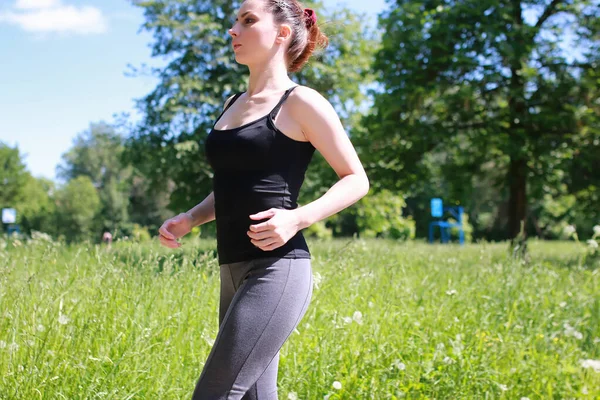 Mujer deporte correr en parque al aire libre — Foto de Stock