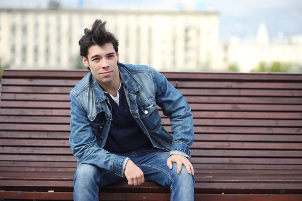 Een jongeman loopt rond lunchtijd in het park. Een man is aan het wandelen. — Stockfoto