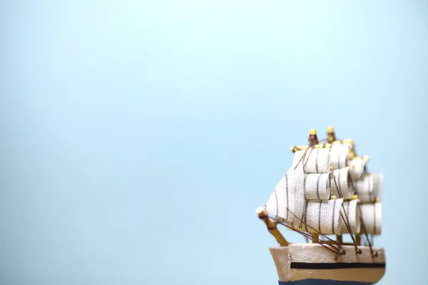 Старый деревянный корабль с парусами и мачтами игрушки на подставке. Винтажные и — стоковое фото