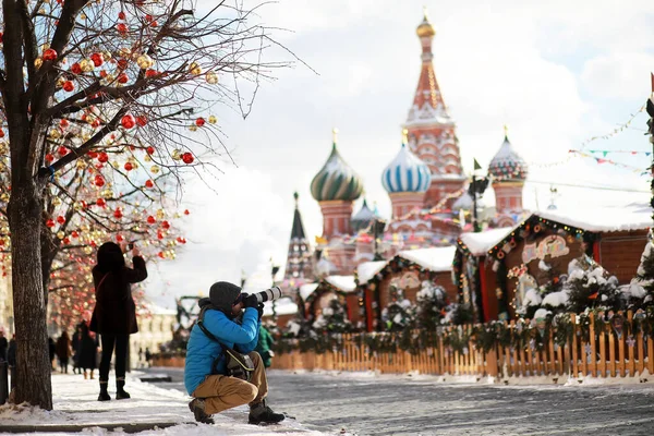 Journey. Tourist with a camera takes photos of beautiful places. — Stock Photo, Image