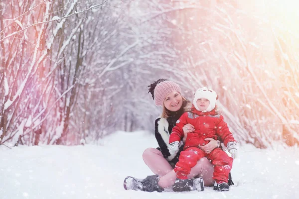 Una familia joven con niños está caminando en el parque de invierno. Winte. — Foto de Stock