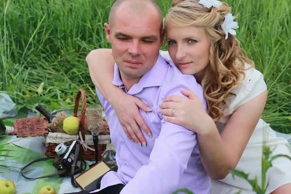 Couple amoureux marchant dans le champ dans la journée d'été — Photo