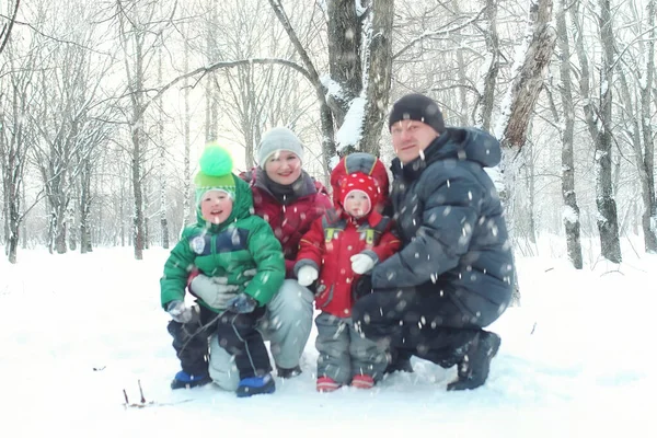 Famiglia Con Bambini Nel Parco Inverno Neve Piovana — Foto Stock