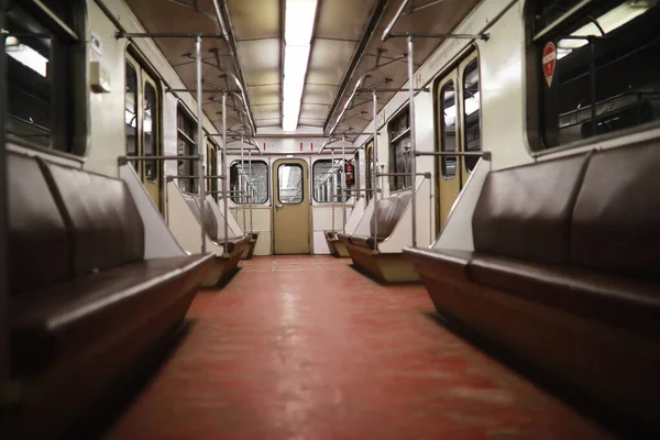 Carro do metro com assentos vazios. Metrô vazio . — Fotografia de Stock