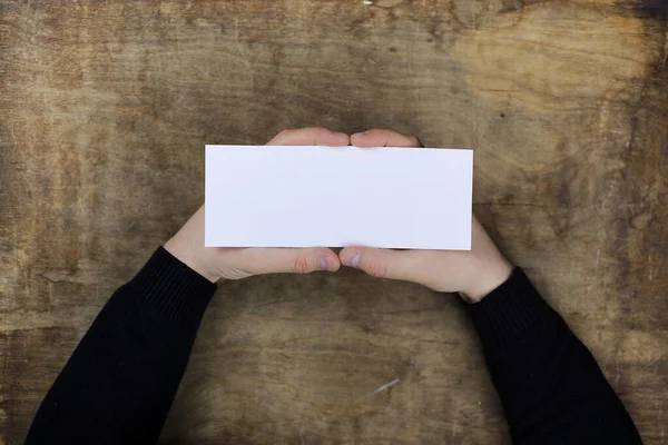 紙の白い空白のシートを保持している男性の手 — ストック写真