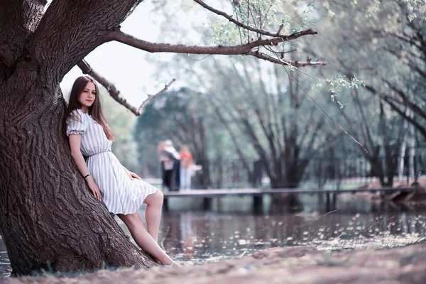 Bir kız bir bahar yeşil park — Stok fotoğraf