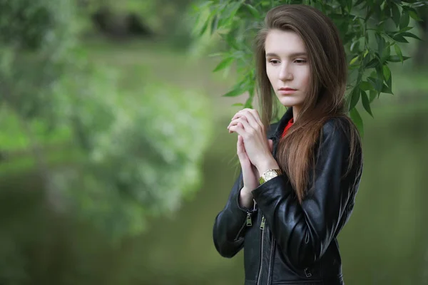 Chica joven en un parque verde — Foto de Stock