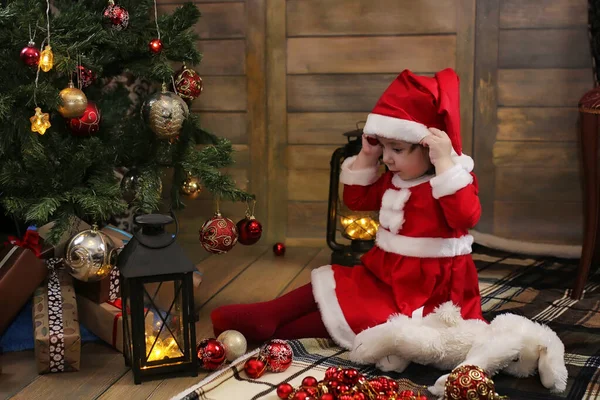 Niño pequeño y juguetes de Navidad — Foto de Stock