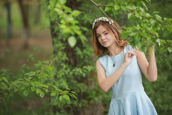 Fille en robe bleue dans le parc vert — Photo