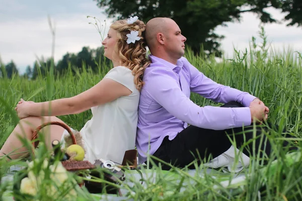 Couple amoureux marchant dans le champ dans la journée d'été — Photo