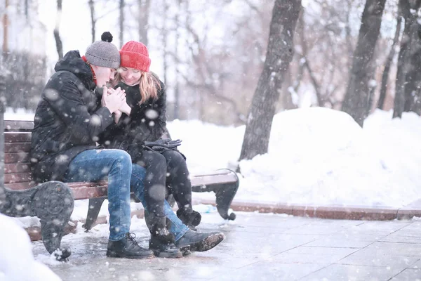 Jovem casal caminhando pelo inverno — Fotografia de Stock