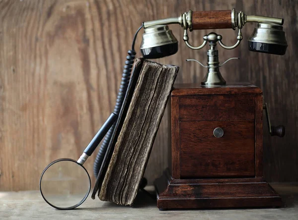 Altes Telefon und Retro-Buch auf Holz — Stockfoto