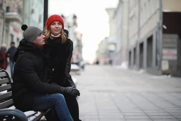 A fiatal pár átsétál a télen — Stock Fotó