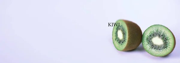 Uma fruta kiwi é cortada em um fundo branco — Fotografia de Stock