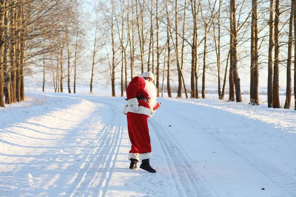 Pai Natal no campo de inverno. Santa névoa mágica está andando ao longo do th — Fotografia de Stock