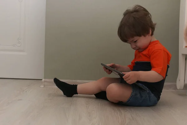 Young kid playing on a floor in a room — Stock Photo, Image