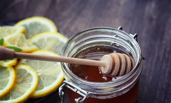 Teh dengan lemon dan mint di alam. Secangkir teh mint panas dengan le — Stok Foto