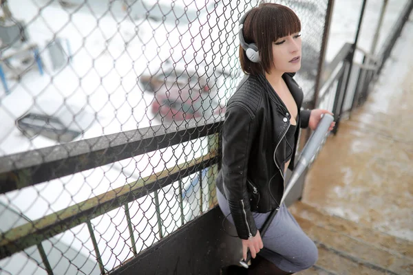 Chica en auriculares escuchando música al aire libre — Foto de Stock