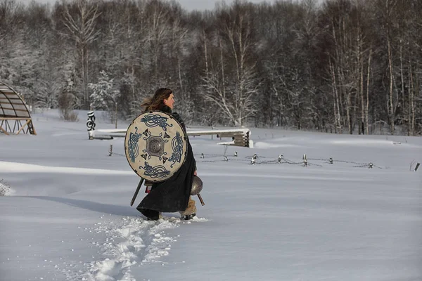 Defender el joven guerrero en armadura de correo — Foto de Stock