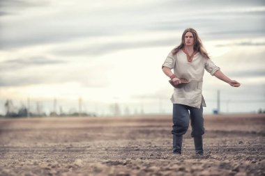 Genç bir köylü tahıl alanıyla sows