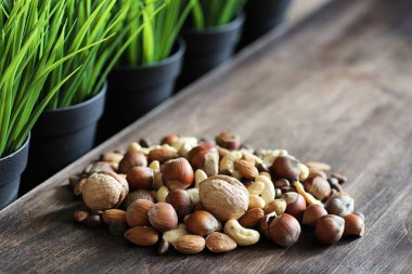 ahşap bir masa üzerinde lezzetli fındık