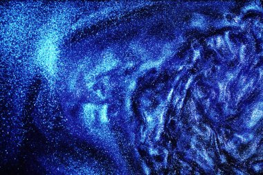 Evrenin uzak bir galakside bulutsu ve yıldız