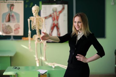 Genç öğretmen okul sınıf