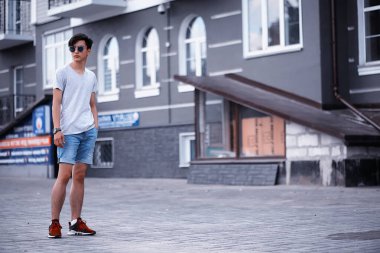 Asya moda adam açık havada şehirde
