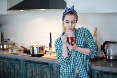 Sevimli Genç kız mutfakta yemek hazırlar