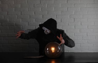 Bir fortune teller top olan bir adam