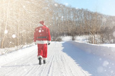 Noel Baba hediyeleri ile açık gelir. Noel Baba kırmızı bir SÜ