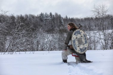 Defender'ı posta zırh genç savaşçı