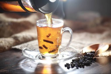 Bir hizmet tabloda çay demlendi