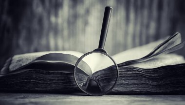 Bir eski retro kitap masada. Geçmişte bir ansiklopedi bir